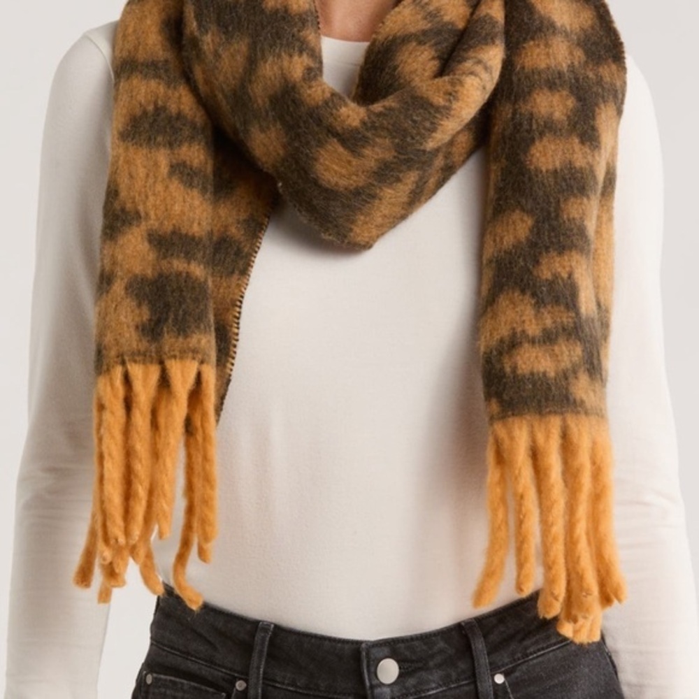 Kate Spade New York Super Cozy Modern Leopard Yarn Dyed Fringed Scarf::NWT